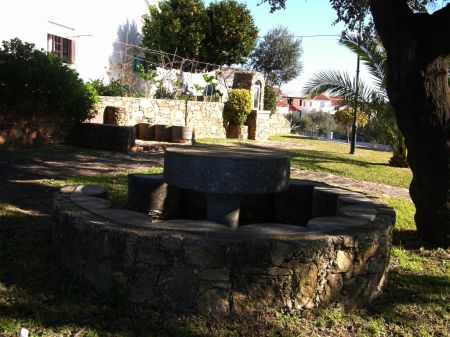 Pornenor de um dos bancos do parque