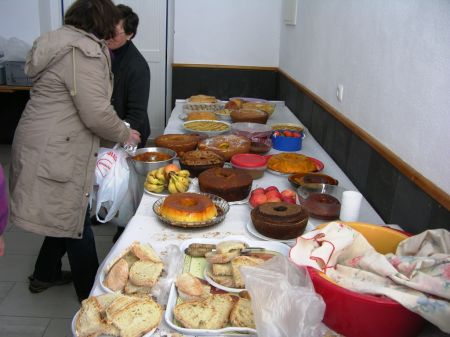 Na sade da associa��o as mulheres da aldeia disp�em os doces na mesa das sobremesas