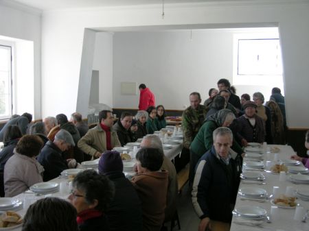 Na sala as pessoas come�am a sentar-se