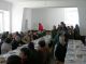 Na sala as pessoas come�am a sentar-se