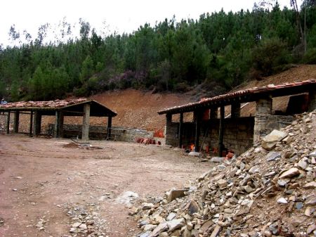 A Churrasqueira da Praia Fluvial de Cardigos � outra oferta daquele espa�o de lazer